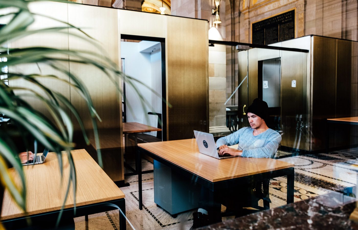 Poste de travail dans un bureau, ordinateur portable et documents
