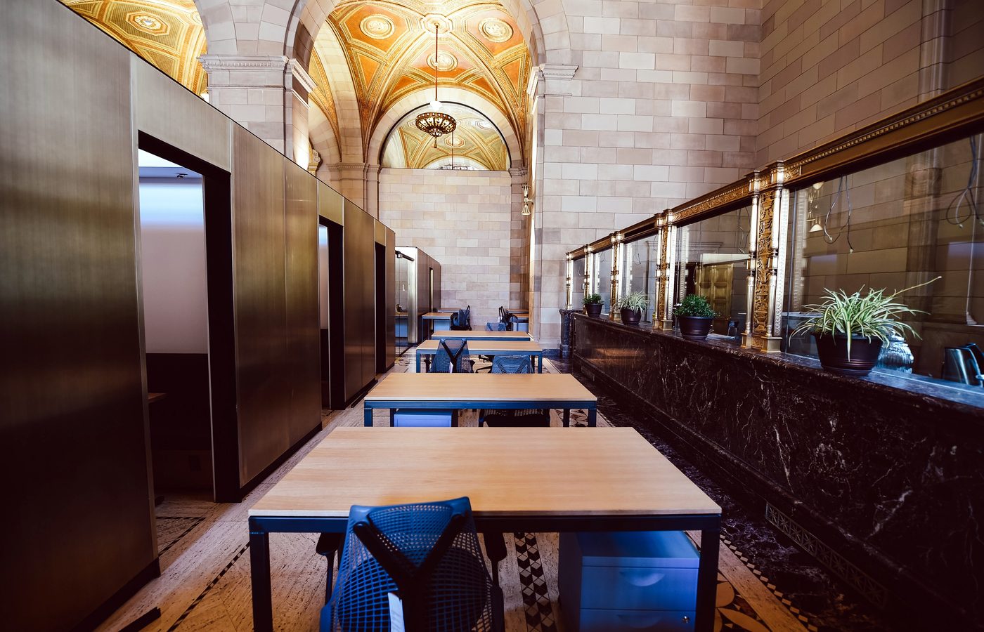 Salle de travail équipée de longues tables et de postes de lecture